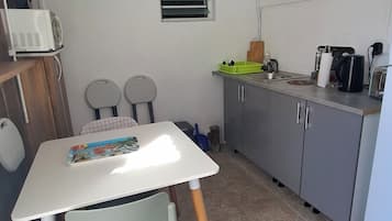 Een koelkast, een magnetron, een oven, een koffiezetapparaat/waterkoker