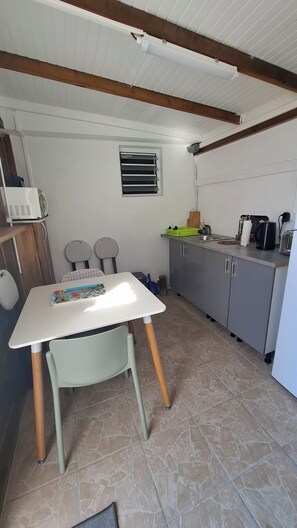 Køleskab, mikrobølgeovn, ovn, kaffe-/temaskine