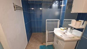 Bruser, hårtørrer, håndklæder, Sæbe