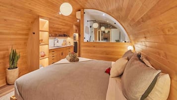 1 bedroom, desk, free WiFi, bed sheets