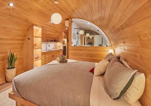 1 bedroom, desk, free WiFi, bed sheets