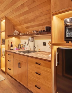 Fridge, oven, stovetop, coffee/tea maker