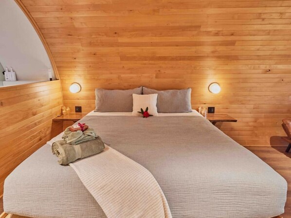 1 bedroom, desk, free WiFi, bed sheets