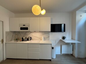 Kühlschrank, Mikrowelle, Herdplatte, Wasserkocher mit Kaffee-/Teezubehör