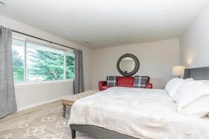 5 bedrooms, desk, WiFi