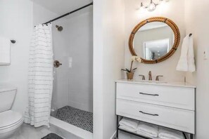 Bathroom - Unbeatable Location: Trackside Farm at Keeneland (Lexington)