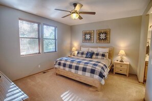 2 bedrooms, in-room safe, iron/ironing board, free WiFi - Relax and unwind in the White Mountains! (Show Low)