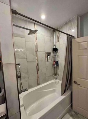 Serviettes fournies, papier toilette