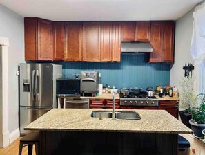 Réfrigérateur, four à micro-ondes, un four, surface de cuisson