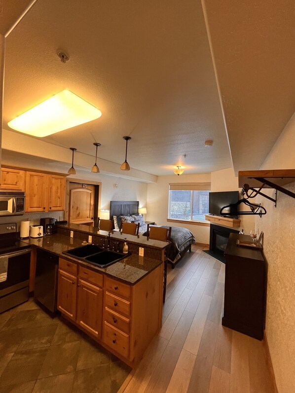 Fridge, microwave, oven, stovetop - Canyons Village Studio at Base with Full Kitchen (Park City)