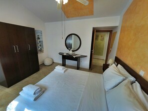 2 chambres, fer et planche à repasser, Wi-Fi, draps fournis