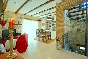 Smart TV, fireplace, DVD player, books - Charming 3-BR Villa with pool close to the beach (Kaštelir)