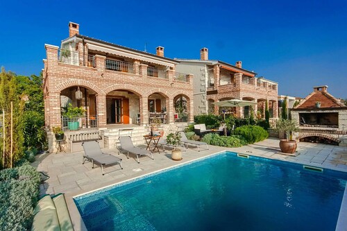 Charming 3-BR Villa with pool close to the beach