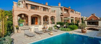 Charming 3-BR Villa with pool close to the beach