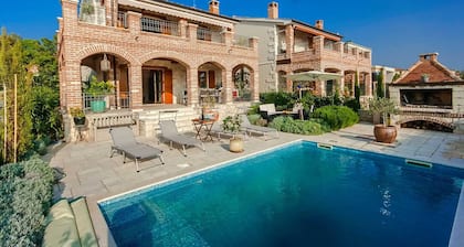 Charming 3-BR Villa with pool close to the beach