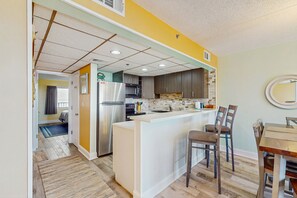 Køleskab, mikrobølgeovn, ovn, kogeplade