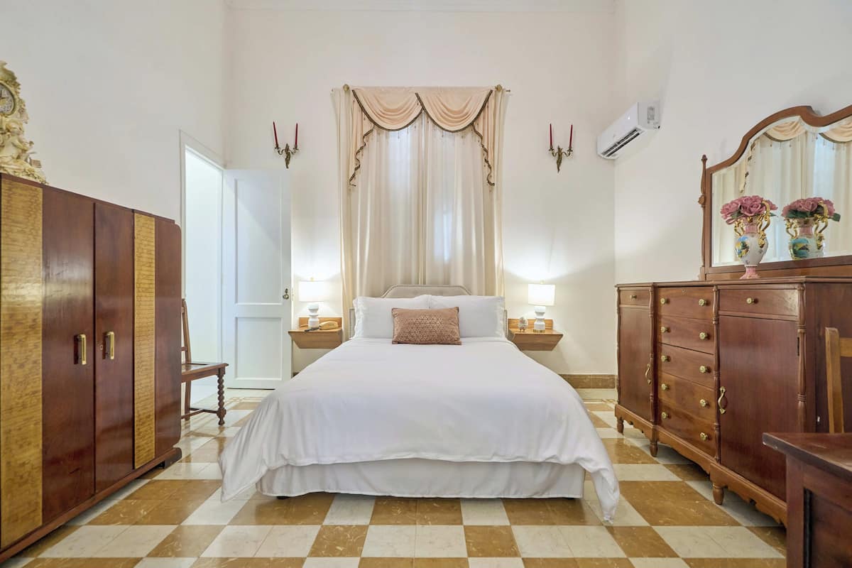 Signature Room | Egyptian cotton sheets, premium bedding, down duvets, memory-foam beds