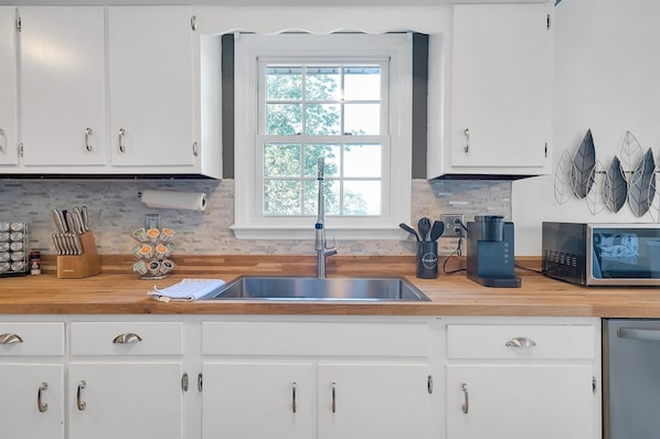 Kjøleskap, mikrobølgeovn, ovn og kokeplater