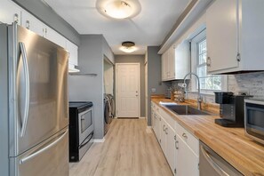 Fridge, microwave, oven, stovetop - The Kentucky Bluegrass Retreat (Frankfort)