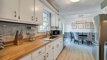 Kylskåp, mikrovågsugn, ugn och spishäll