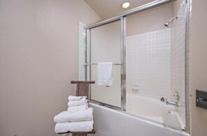 Ducha, secador de pelo, toallas, jabón
