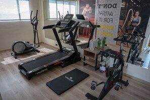 A gym with treadmills, elliptical machines, and stationary bikes. - Hotel Fontana Bogotá (Bogotá)
