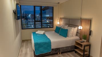 Minibar, caja de seguridad en la habitación y escritorio
