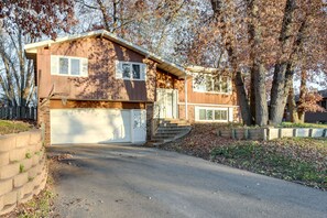 Exterior - 7 Mi to Munsinger Gardens: Sartell Home w/ Deck (Sartell)