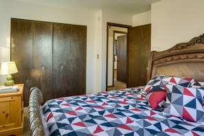 3 bedrooms, iron/ironing board, WiFi, bed sheets