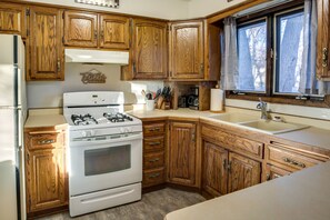 Fridge, oven, stovetop, coffee/tea maker - 7 Mi to Munsinger Gardens: Sartell Home w/ Deck (Sartell)