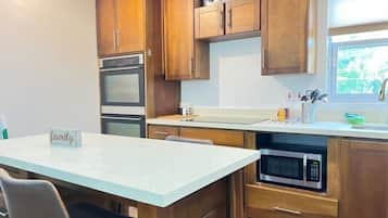 Apartemen Junior | Dapur pribadi | Lemari es, microwave, oven, dan kompor