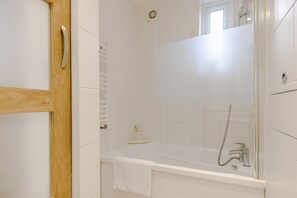 Sèche-cheveux, serviettes fournies, papier toilette