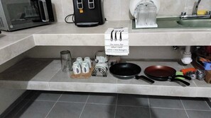 Réfrigérateur, micro-ondes, batterie de cuisine, vaisselle et ustensiles