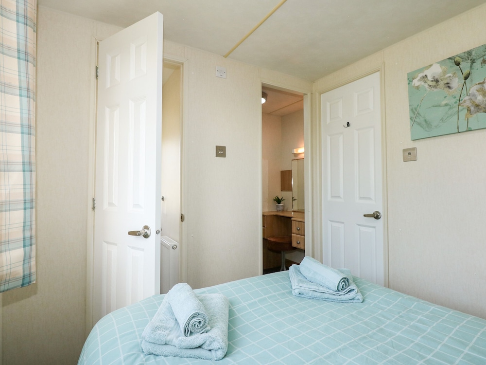 25 FOXBURROW HANG, pet friendly, with pool in Belton, Norfolk Great