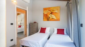 3 bedrooms, iron/ironing board, free WiFi, bed sheets - Villa Vittorio 6+2, Emma Villas (Imperia)