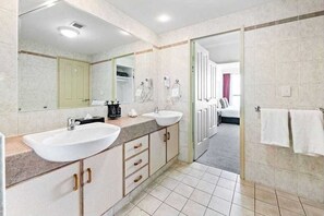 Doccia, asciugacapelli, asciugamani, sapone