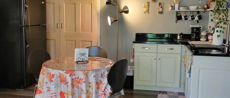 Køleskab, mikrobølgeovn, kogeplade, kaffe-/temaskine