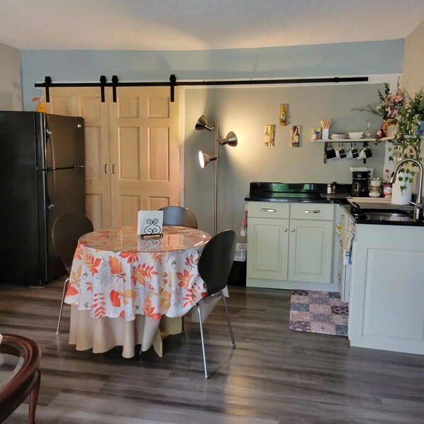 Réfrigérateur, micro-ondes, plaque de cuisson, cafetière/bouilloire