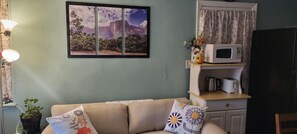 スマートテレビ、DVD プレーヤー、書庫、PC モニター