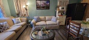 スマートテレビ、DVD プレーヤー、書庫、PC モニター