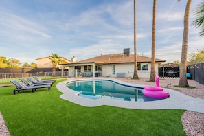 Outdoor pool, a heated pool - THE VIBEHOUSE - HEATED SALTWATER POOL! (Mesa)