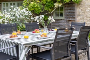 Outdoor dining - Welcoming holiday cottage - Causeway Cottage (Old Minster Lovell)