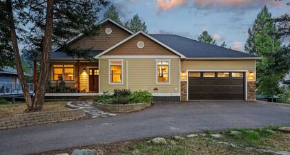 Glacier Escape - Panoramic Mountain & River Views!