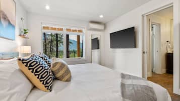 6 bedrooms, desk, iron/ironing board, travel cot