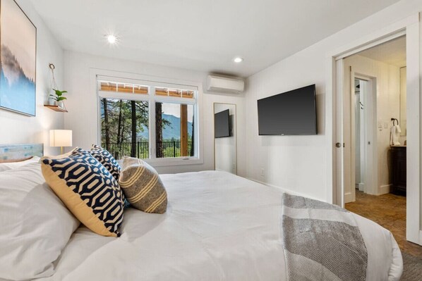 6 bedrooms, desk, iron/ironing board, travel cot