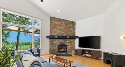 Glacier Escape - Panoramic Mountain & River Views!