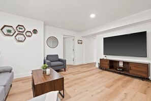 TV, fireplace
