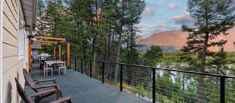 Glacier Escape - Panoramic Mountain & River Views!