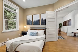 6 slaapkamers, een bureau, een strijkplank/strijkijzer, reisbedje