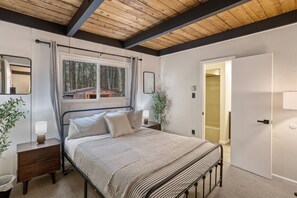 7 bedrooms, desk, iron/ironing board, travel crib